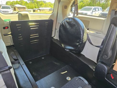 Used 2016 Dodge Grand Caravan SXT FWD image 10