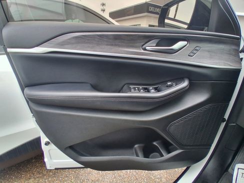 Used 2023 Jeep Grand Cherokee Limited w/ Black Appearance Package image 13