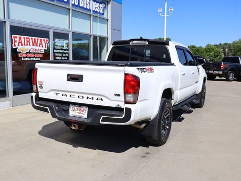 Used 2016 Toyota Tacoma TRD Sport w/ Towing Package AWD/4WD image 3