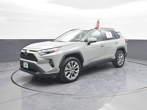 Used 2022 Toyota RAV4 XLE Premium AWD/4WD image 4