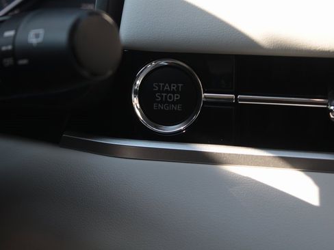 New 2025 Mitsubishi Outlander SE image 22