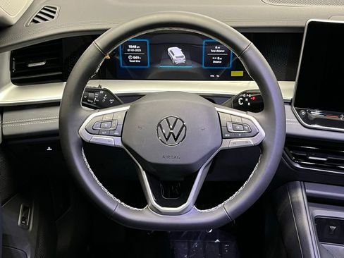New 2025 Volkswagen Tiguan SE image 9