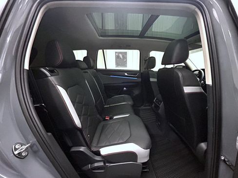 Used 2025 Volkswagen Atlas Peak Edition SE AWD/4WD image 18