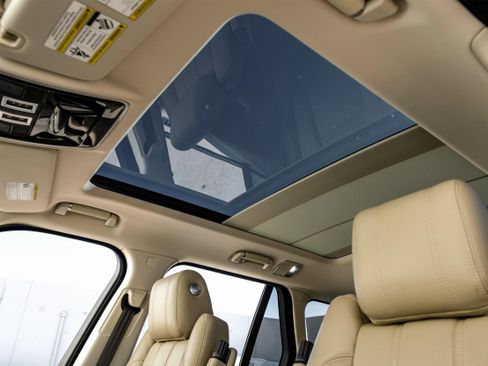 Used 2017 Land Rover Range Rover HSE image 4