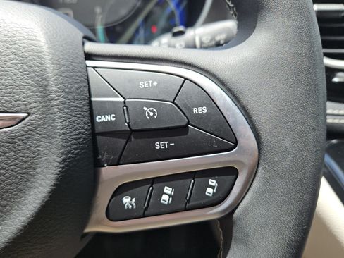 Used 2023 Chrysler Pacifica Touring-L w/ Uconnect Theater Family Group FWD image 13