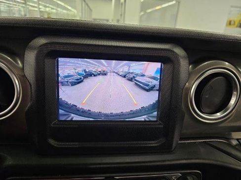 Used 2020 Jeep Wrangler Unlimited Sahara image 18
