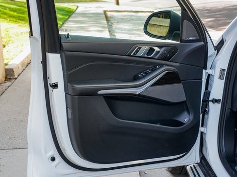 Used 2025 BMW X5 xDrive50e image 9