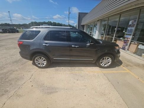 Used 2015 Ford Explorer XLT w/ Equipment Group 202B FWD image 5
