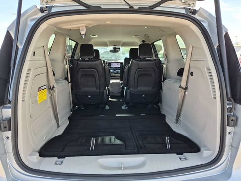 Used 2023 Chrysler Pacifica Touring-L FWD image 29