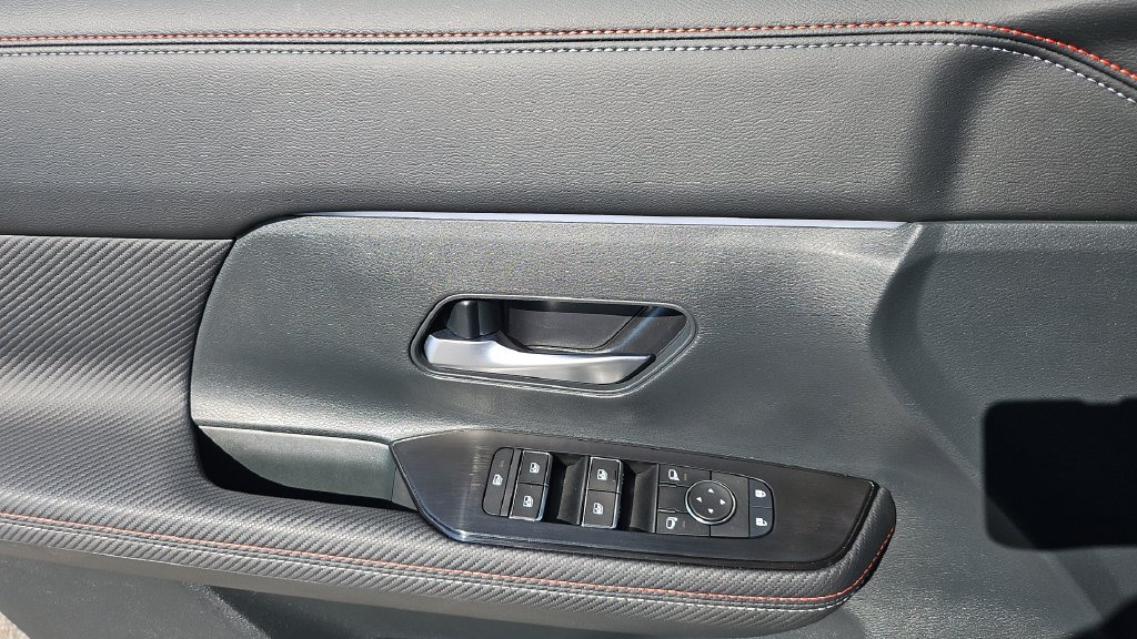 Certified 2025 Nissan Kicks SR AWD/4WD image 3