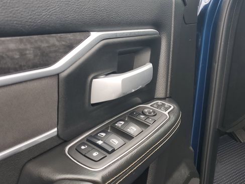 Used 2024 RAM 2500 Big Horn w/ Sport Appearance Package image 8