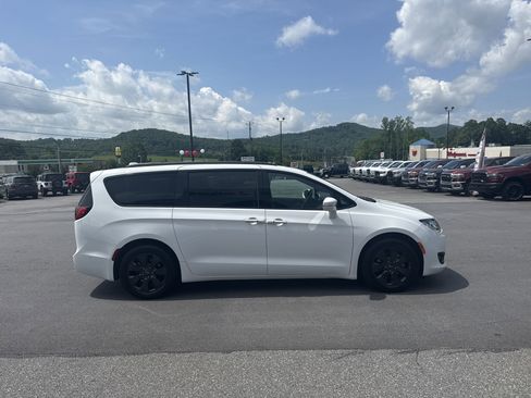 Used 2019 Chrysler Pacifica Limited w/ Advanced Safetytec Group image 6