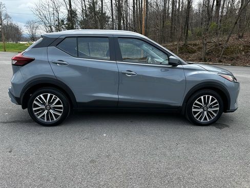 Used 2021 Nissan Kicks SV image 2