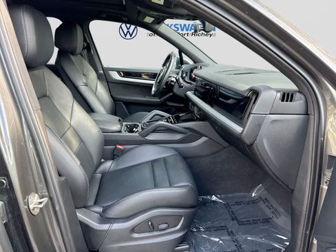 Used 2025 Porsche Cayenne AWD/4WD image 28