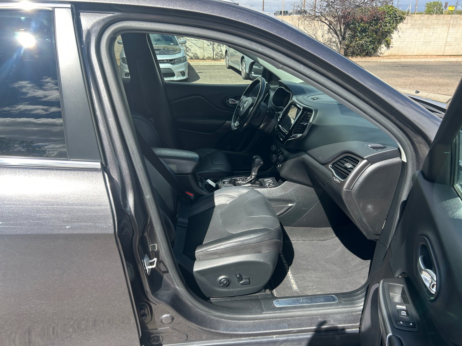 Used 2020 Jeep Cherokee Limited FWD image 19