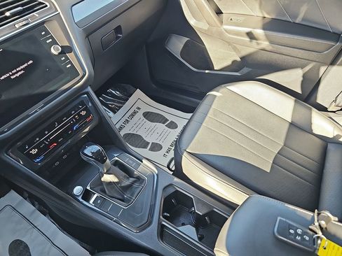 Used 2022 Volkswagen Tiguan SE image 29
