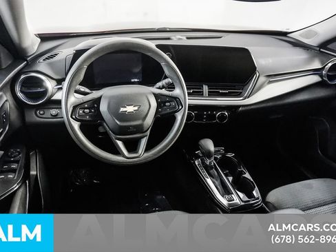 Used 2025 Chevrolet Trax LT FWD image 24