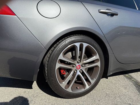 Used 2017 Jaguar XE Premium image 29