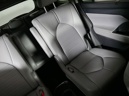 Used 2021 Toyota Highlander XLE image 14