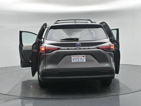 Used 2021 Toyota Sienna XLE FWD image 38