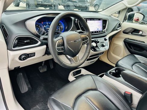 Used 2023 Chrysler Pacifica Touring-L image 14