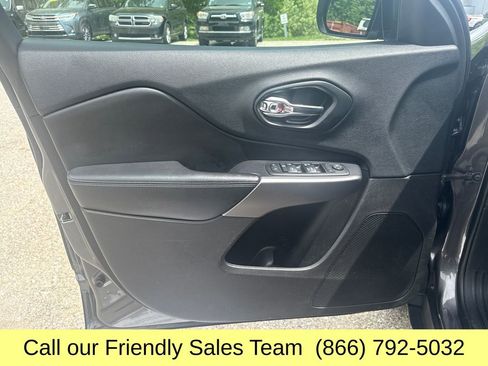 Used 2019 Jeep Cherokee Latitude Plus w/ Cold Weather Group AWD/4WD image 11
