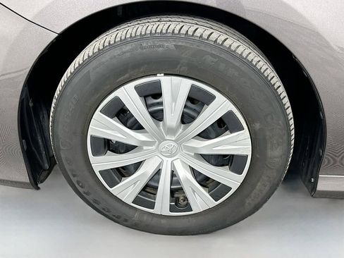 Used 2021 Toyota Camry LE image 29