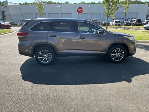 Used 2019 Toyota Highlander XLE FWD image 3
