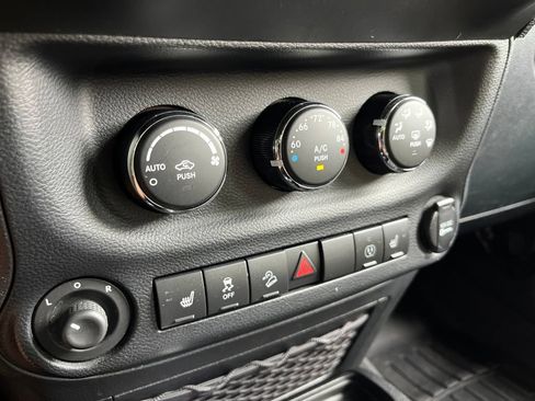 Used 2014 Jeep Wrangler Unlimited Rubicon w/ Connectivity Group AWD/4WD image 26