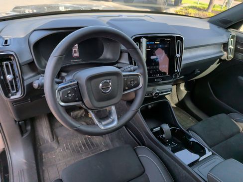 Used 2024 Volvo XC40 Recharge Ultimate w/ Protection Package Premier image 14