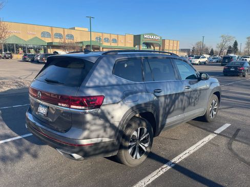 Used 2025 Volkswagen Atlas SE image 4