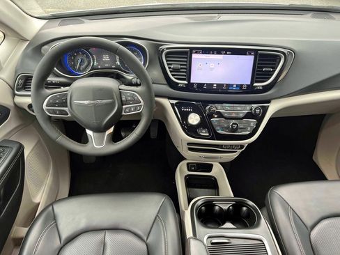 Certified 2023 Chrysler Pacifica Touring-L FWD image 11