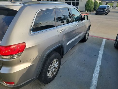 Used 2018 Jeep Grand Cherokee Laredo AWD/4WD image 4