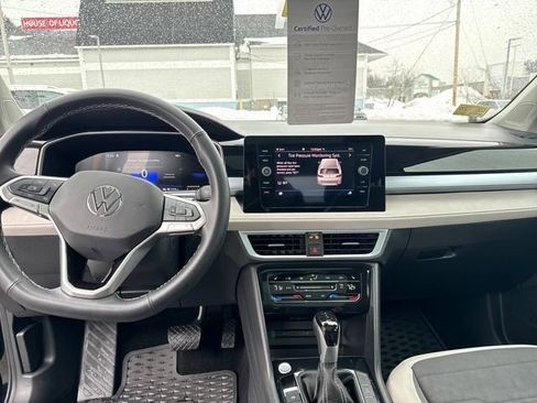 Certified 2025 Volkswagen Taos SE image 16