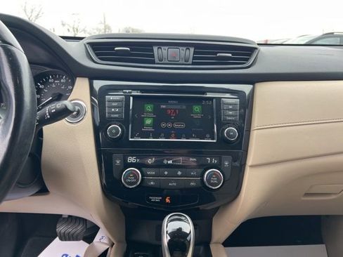 Used 2020 Nissan Rogue SV w/ Sun & Sound Touring Package image 16