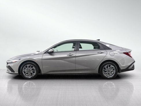 Used 2024 Hyundai Elantra SEL FWD image 2