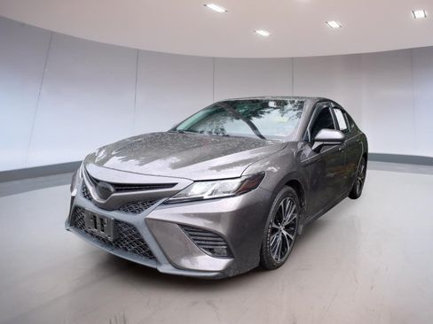 Used 2019 Toyota Camry SE FWD image 2
