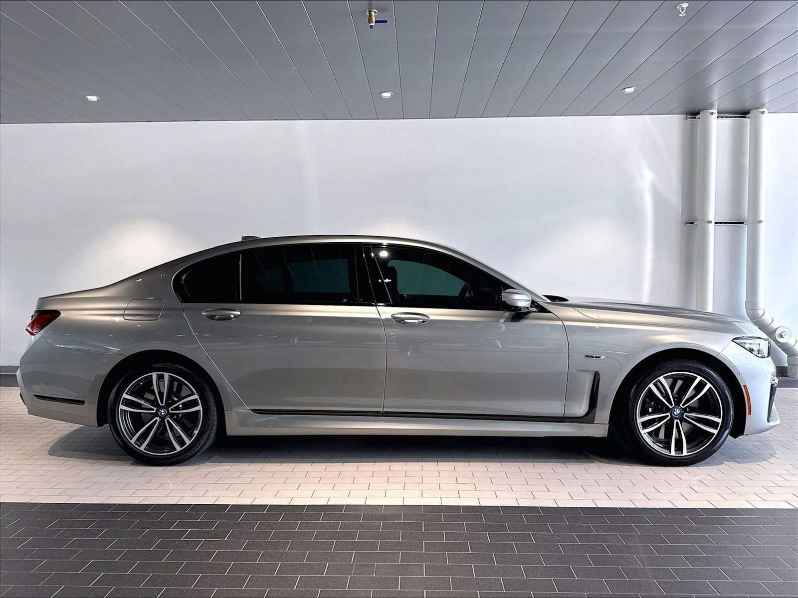 Used 2022 BMW 745e xDrive w/ M Sport Package AWD/4WD image 11
