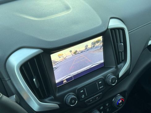 Used 2024 GMC Terrain SLT image 25