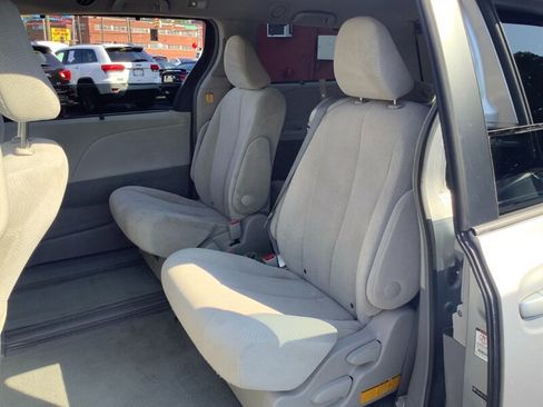 Used 2012 Toyota Sienna LE w/ Towing Pkg FWD image 12