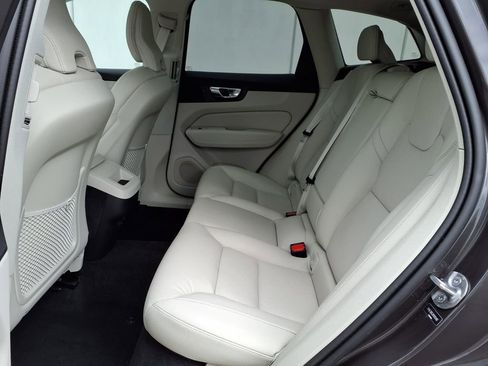 Certified 2024 Volvo XC60 B5 Plus AWD/4WD image 8