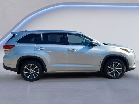 Used 2017 Toyota Highlander XLE AWD/4WD image 2
