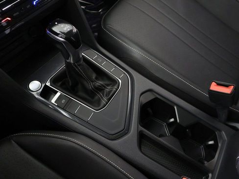 Used 2022 Volkswagen Tiguan SE w/ Panoramic Sunroof Package image 51