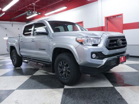Used 2022 Toyota Tacoma SR5 RWD image 2