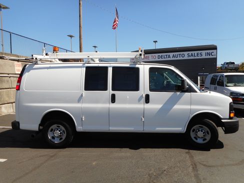 Used 2016 Chevrolet Express 2500 RWD image 5
