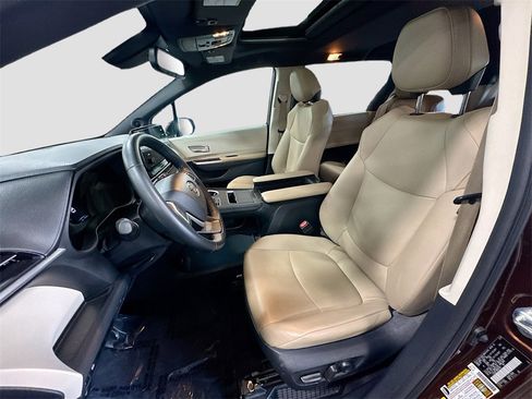 Used 2021 Toyota Sienna XLE image 20
