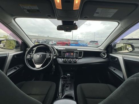 Used 2018 Toyota RAV4 LE FWD image 10