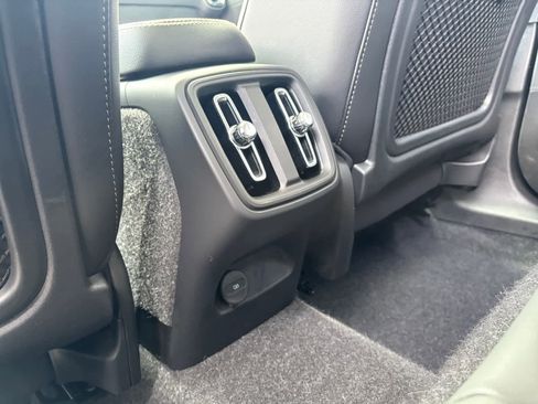 Used 2025 Volvo XC40 B5 Plus image 26
