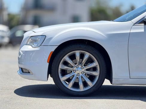 Used 2019 Chrysler 300 Limited RWD image 7