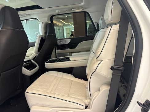Certified 2024 Lincoln Navigator Black Label AWD/4WD image 11